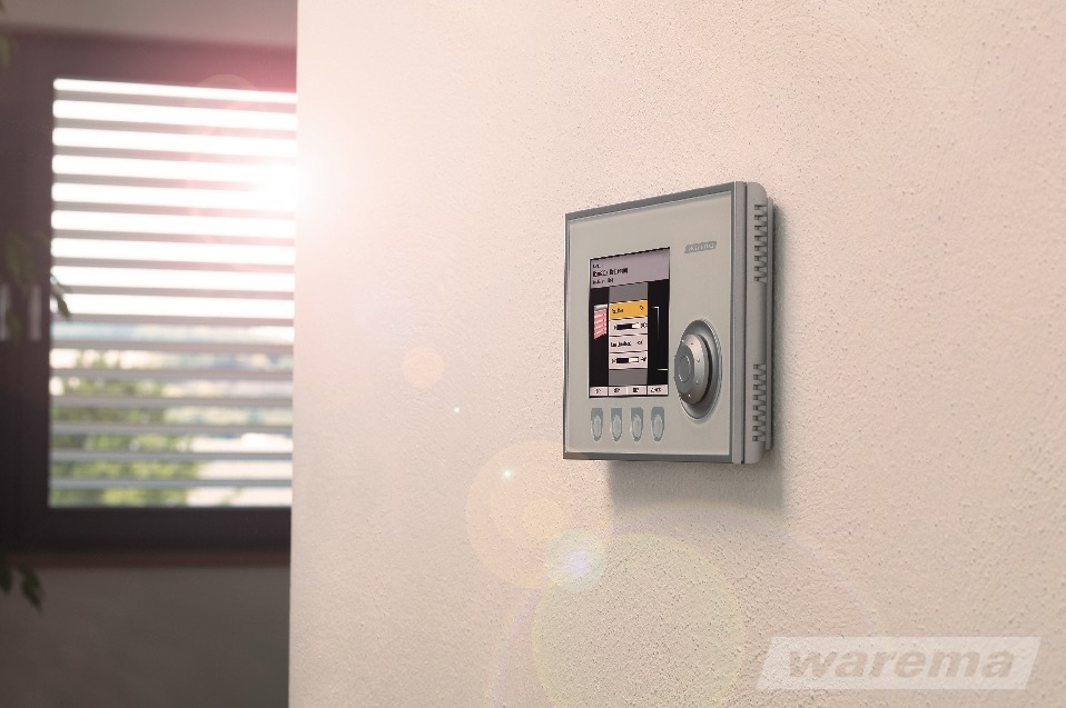 WAREMA Climatronic® pod kątem z widoczną flarą obiektywu
