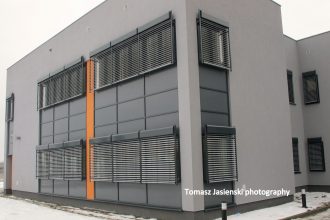 Jak zamontować rolety antywłamaniowe? Krótki poradnik